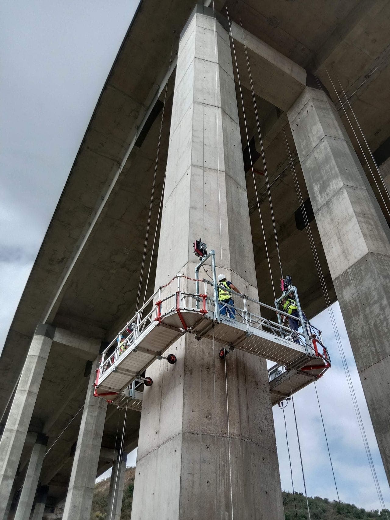 Andamio colgante motorizado (plataforma suspendida) trabajando en la pila de un puente